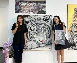 Kim Gyu-ri Instagram - 넘나 사랑하는
우리 #세종솔로이스츠 멤버인
#영운언니 #마니 #민지 #채원언니
전시관에 들려주셔서 너무너무 감사합니당!!!
.
.
#소중한인연들