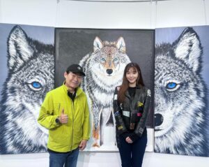 Kim Gyu-ri Instagram - 이연복 셰프님!! 늘 감사드립니다😭🙏💕
.
존경합니다 셰프님.
부족한 제 그림이야기에도 진지하게 경청해주시고…
많이 부끄럽지만
그래서 더욱 감사드립니다!!!
~~정진하겠습니당!!!!
.
.
#존경하는_이연복셰프님 #이연56
#바쁘실텐데 #와주셔서깜짝놀랐어욤
#셰프님최고👍 
#lostfangs잃어버린송곳니 
#_31일까지
#강남구민회관1층갤러리 
#포스아트갤러리미호 #포스코스틸리온