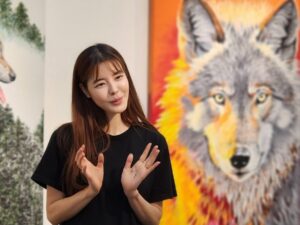 Kim Gyu-ri Instagram - <lost Fangs, 잃어버린 송곳니> 
한달동안 진행되었던 전시를
무사히 잘 마무리 했습니다.엉엉~~😭🙏💕
.
‘송곳니’에 비유하였지만 전하고 싶었던 메세지는..
당신은.우리는. 혼자가 아니라는것.
그리고 소통과 연대였습니다.
‘늑대’는 
무리가 함께할 때 
진정한 힘을 내듯이~ 말이죠.
.
행여
당신이 혼자일지라도..
제 아이들이 달려가 꼭 지켜주었으면 하는 
그 간절한 바램들을 담아…..그림으로 그렸습니다.
.
‘작가는 그림으로 말을 해야한다’하지만..
저는 아직도 많이 부족하기에…
’직접 만나는..소통‘을 늘 선택합니다.
⭐️여러분과 직접 만나 이야기할 수 있는 
이 좋은 기회를….“놓치지 않을꺼예염~~~!!!*_*❤️”ㅋㅋ
.
그래서 
함께해주신 모든 분들께
온마음 다해
진심으로 감사드립니당!!!!🙏💕💕
.
.
이번 전시를 기획해주시고 
많은 분들께 관심과 사랑받을 수 있도록
물심양면으로 서포트해주신 
#갤러리미호_최영미대표님_장준호이사님
#아름디자이너 #홍정민디자이너_포스코스틸리온 
#재윤씨 #수원피디님_김규리tv몹시_유툽 
#혜우원_김지원대표님
.
#스틸캔버스를 
세상에 처음 선보일 수 있도록 만들어주신
#포스코스틸리온 팀과 #윤석철전무님과 #그룹장님께
진심으로 감사드립니당!!!
.
그리고 #강남구민회관 #박정준대리님께도 진심으로 감사드립니당!!
.
.
다음 프로젝트는
#혜우원예술봉사단 입니다.
.
첫 벽화는 5월6일에 이미 마쳤고,
두번째 벽화는 
아직 날짜와 장소는 정해지진 않았지만…(협의중임)
아이들,시민들과 함께
그림으로 ⭐️공동작업⭐️을
계속 해 나아갈 것입니다. 
여러분의 손이 필요해염!!함께 해주세염~~~!!!^^
(그리고..아직 텀블벅이 열려있으니..
참여 좀 부탁드립니당 😭🙏💕)
.
.
끝났다고 하니..기분이 묘하네요.
실감이 안 나는것 같기도 하고..💦
그래도 오늘은
오랜만에 푸우욱 자볼까 합니다.
푹 자고 일어나면….
내일은 꼭
화단에 들풀처럼 자라난 깻잎 좀 따야 겠어요.
.
모두들 편안한 밤 되세요.
그리고 활기찬 내일 되세염!!!
감사드립니당!!!!!!뿅~~~⭐️
.
.
#lostfangs잃어버린송곳니  #전시마무리함
#여러분께감사드립니다🙏💕
#사랑합니다애정합니다
#제아이들은_알고보면_당신을지켜주는_가디언즈