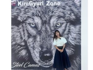 Kim Gyu-ri Instagram - <lost Fangs, 잃어버린 송곳니> 
한달동안 진행되었던 전시를
무사히 잘 마무리 했습니다.엉엉~~😭🙏💕
.
‘송곳니’에 비유하였지만 전하고 싶었던 메세지는..
당신은.우리는. 혼자가 아니라는것.
그리고 소통과 연대였습니다.
‘늑대’는 
무리가 함께할 때 
진정한 힘을 내듯이~ 말이죠.
.
행여
당신이 혼자일지라도..
제 아이들이 달려가 꼭 지켜주었으면 하는 
그 간절한 바램들을 담아…..그림으로 그렸습니다.
.
‘작가는 그림으로 말을 해야한다’하지만..
저는 아직도 많이 부족하기에…
’직접 만나는..소통‘을 늘 선택합니다.
⭐️여러분과 직접 만나 이야기할 수 있는 
이 좋은 기회를….“놓치지 않을꺼예염~~~!!!*_*❤️”ㅋㅋ
.
그래서 
함께해주신 모든 분들께
온마음 다해
진심으로 감사드립니당!!!!🙏💕💕
.
.
이번 전시를 기획해주시고 
많은 분들께 관심과 사랑받을 수 있도록
물심양면으로 서포트해주신 
#갤러리미호_최영미대표님_장준호이사님
#아름디자이너 #홍정민디자이너_포스코스틸리온 
#재윤씨 #수원피디님_김규리tv몹시_유툽 
#혜우원_김지원대표님
.
#스틸캔버스를 
세상에 처음 선보일 수 있도록 만들어주신
#포스코스틸리온 팀과 #윤석철전무님과 #그룹장님께
진심으로 감사드립니당!!!
.
그리고 #강남구민회관 #박정준대리님께도 진심으로 감사드립니당!!
.
.
다음 프로젝트는
#혜우원예술봉사단 입니다.
.
첫 벽화는 5월6일에 이미 마쳤고,
두번째 벽화는 
아직 날짜와 장소는 정해지진 않았지만…(협의중임)
아이들,시민들과 함께
그림으로 ⭐️공동작업⭐️을
계속 해 나아갈 것입니다. 
여러분의 손이 필요해염!!함께 해주세염~~~!!!^^
(그리고..아직 텀블벅이 열려있으니..
참여 좀 부탁드립니당 😭🙏💕)
.
.
끝났다고 하니..기분이 묘하네요.
실감이 안 나는것 같기도 하고..💦
그래도 오늘은
오랜만에 푸우욱 자볼까 합니다.
푹 자고 일어나면….
내일은 꼭
화단에 들풀처럼 자라난 깻잎 좀 따야 겠어요.
.
모두들 편안한 밤 되세요.
그리고 활기찬 내일 되세염!!!
감사드립니당!!!!!!뿅~~~⭐️
.
.
#lostfangs잃어버린송곳니  #전시마무리함
#여러분께감사드립니다🙏💕
#사랑합니다애정합니다
#제아이들은_알고보면_당신을지켜주는_가디언즈
