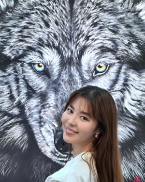 Kim Gyu-ri Instagram - 추경엽 카메라감독님께서
오늘 찍어주신 멋진 사진.
.
멋진 사진 감사드립니당!!!
역시 추감독님 최고!!!!꺄앜~❤️
.
.
#lostfangs잃어버린송곳니 
#혜우원김규리 #추경엽_카메라감독님 #소중한인연
#마지막도슨트날
#전시는내일까지
#포스아트갤러리미호 #포스코스틸리온
#강남구민회관