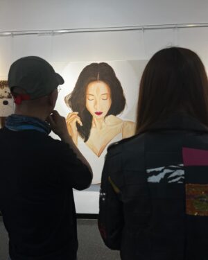 Kim Gyu-ri Instagram - 오늘 전시관에 와주신 손님은…….?
.
.
이준익감독님과 봉만대감독님~~~!!!!🙏💕
.
피가되고 살이되는
지금 저에게 꼭 필요한 이야기를 
나눌 수 있었던 소중한 시간이였습니다.
응원해주셔서 너무너무 감사드립니다. 감독님들~~~!!!!!
.
.
#이준익감독님 #봉만대감독님
#전시관에들러주셔서감사드립니다
#든든합니다 #지금저에게꼭필요한이야기들이였어요
#힘낼께염 #응원감사드립니다
#이준익감독님은언제뵈어도스타일최고
#lostfangs잃어버린송곳니 #김규리
#당신의송곳니는어디에?
#포스아트_갤러리미호 #포스코스틸리온 #스틸캔버스