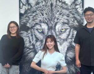 Kim Gyu-ri Instagram - 드라마 <그린마더스클럽>의
라하나 연출자님과 추경엽 카메라감독님~!!!😭🙏💕
우와아앙~~~~🥰💕
.
2021년때
배우의 길이 잘 안보여……….
그러면..이제부터는 내가 혼자서도 할 수 있는 일을 하자.
그래서 선택했던 길이…바로 그림이였습니다.
그런데..
제 첫 전시회장으로 라하나감독님께서 찾아와주셨고, 
그때 만났던 작품이 <그린마더스클럽>이였어요.
그 이후에도 매번의 전시때마다
늘 함께해주시는 라하나감독님과 추경엽카메라감독님.
너무너무 감사드립니당 😭💕💕💕
.
늘 큰 응원과 힘을 주셔서 감사드립니다.
감사한 인연들…넘나 애정합니당!!!!
.
.
#라하나감독님 #추경엽카메라감독님 #그린마더스클럽
#마지막도슨트_함께해주셔서감사드립니다
#lostfangs잃어버린송곳니