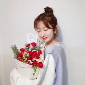 Kim Ji-min Instagram - 생일 기념으로 팬카페에서 꽃을 보내주셨어요!!🌹 꽃 향기도 너무 좋고, 색깔도 너무너무 예뻐요..💕 덕분에 정말 정말 행복한 생일을 맞이하게 됐어요☺ 이 감사함 잊지 않고 앞으로 더 열심히 노력하겠습니다!! ㅎㅎ 모두모두 새해 복 많이 받으시고, 건강한 설날 보내시길 바랄게요💐 울 팬카페 ❤'지금'❤ 다시 한번 정말 감사합니다🎁 사랑해요오🎂