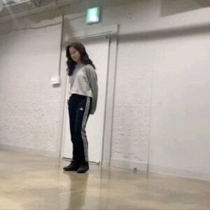 Kim Ji-min Instagram - 작년에 찍었던 영상을 발견했어요..!🙈 쑥스럽지만..헤헤..🥰
#다시만난세계