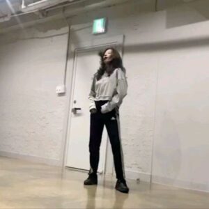 Kim Ji-min Instagram - 작년에 찍었던 영상을 발견했어요..!🙈 쑥스럽지만..헤헤..🥰
#다시만난세계