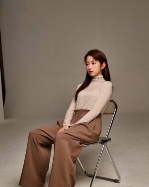 Kim Ji-min Instagram - SM C&C 포스트에 프로필 촬영 현장 비하인드가 올라왔어요!! 💕
(이참에 촬영 당시 폰으로 찍었던 비하인드들도 대방출 흐흐흐) 링크주소는 프로필에 올려둘게요오🥰