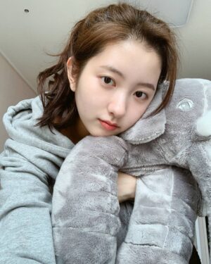 Kim Ji-min Instagram - 늦은 Merry Christmas🎄
빠른 Happy new year💕