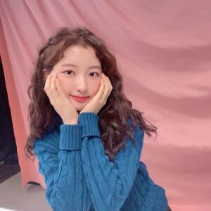Kim Ji-min Instagram - 어느덧 2020년의 마지막 달이 되었네요오.. 시간이 정말 빠른 것 같아요😭 날씨가 많이 추워졌는데 항상 감기 조심하시고, 모두 남은 한 달 행복하게 잘 마무리 하시길 바라겠습니다아☺🎄💕