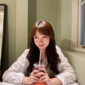Kim Ji-min Instagram - 🌸🌼🌷
(사진 찍고 바로 마스크 썼어요☺️)