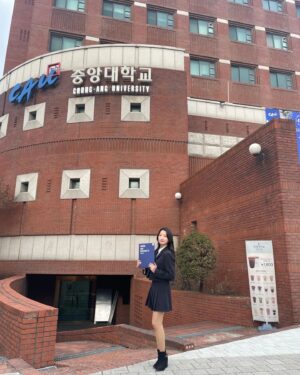 Kim Ji-min Instagram - 23.02.13
뒤늦은 졸업 사진 올리기1 💙
#🎓