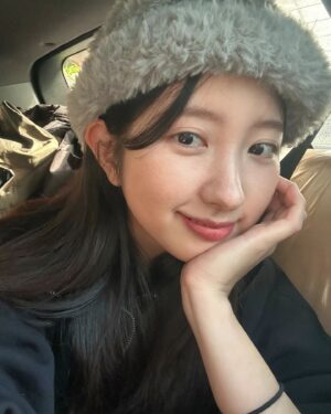 Kim Ji-min Instagram - 어느덧 올해의 마지막이 왔네요.
올 한 해 정말 고생 많으셨습니다.🙏
내년에는 더욱 더 좋은 일들로만 가득하시길 바랄게요.🥰 
감사하고 사랑합니다!🩵
✨️Happy new year 2023✨️