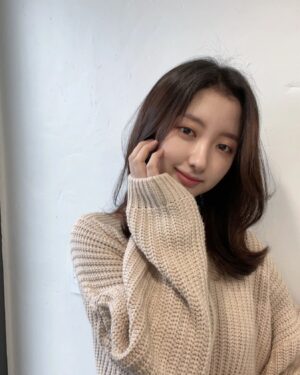 Kim Ji-min Instagram - '초인가족' 때부터 지금까지 언제나 늘 최고 금손인 울 @hansumin__n  수민쌤!!!! 🥰
예쁜 머리 너무너무나 감사합니다..💕 사랑해요..❤