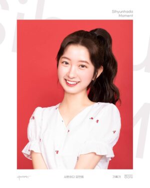 Kim Ji-min Instagram - 오랜만이에요🍒 다들 잘 지내고 계신가요?? 
저는 요즘 연기공부도 열심히 하고 있고, 전부터 배우고 싶었던 것들도 차근차근히 배우며 지내고 있습니다 ☺ (주짓수랑 킥복싱도 배우고있어요 헤헤) 더운 여름 항상 건강에 유의하시고, 모두모두 행복한 일들만 가득하셨으면 좋겠습니다❤ 
.
.
#시현하다_영일 #시현하다
사진 잘 찍어주셔서 감사합니다!!🌸
행복했어요😊