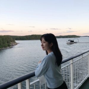 Kim Ji-min Instagram - 여행 때 🌊