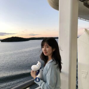 Kim Ji-min Instagram - 여행 때 🌊