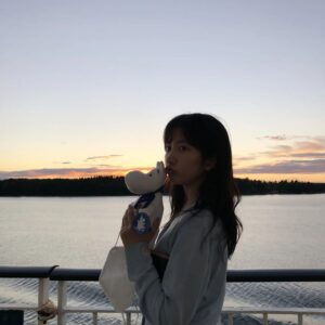 Kim Ji-min Instagram - 여행 때 🌊