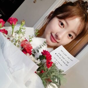 Kim Ji-min Instagram - 생일 기념으로 팬카페에서 꽃을 보내주셨어요!!🌹 꽃 향기도 너무 좋고, 색깔도 너무너무 예뻐요..💕 덕분에 정말 정말 행복한 생일을 맞이하게 됐어요☺ 이 감사함 잊지 않고 앞으로 더 열심히 노력하겠습니다!! ㅎㅎ 모두모두 새해 복 많이 받으시고, 건강한 설날 보내시길 바랄게요💐 울 팬카페 ❤'지금'❤ 다시 한번 정말 감사합니다🎁 사랑해요오🎂