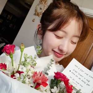 Kim Ji-min Instagram - 생일 기념으로 팬카페에서 꽃을 보내주셨어요!!🌹 꽃 향기도 너무 좋고, 색깔도 너무너무 예뻐요..💕 덕분에 정말 정말 행복한 생일을 맞이하게 됐어요☺ 이 감사함 잊지 않고 앞으로 더 열심히 노력하겠습니다!! ㅎㅎ 모두모두 새해 복 많이 받으시고, 건강한 설날 보내시길 바랄게요💐 울 팬카페 ❤'지금'❤ 다시 한번 정말 감사합니다🎁 사랑해요오🎂
