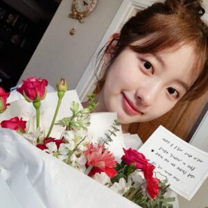 Kim Ji-min Instagram - 생일 기념으로 팬카페에서 꽃을 보내주셨어요!!🌹 꽃 향기도 너무 좋고, 색깔도 너무너무 예뻐요..💕 덕분에 정말 정말 행복한 생일을 맞이하게 됐어요☺ 이 감사함 잊지 않고 앞으로 더 열심히 노력하겠습니다!! ㅎㅎ 모두모두 새해 복 많이 받으시고, 건강한 설날 보내시길 바랄게요💐 울 팬카페 ❤'지금'❤ 다시 한번 정말 감사합니다🎁 사랑해요오🎂