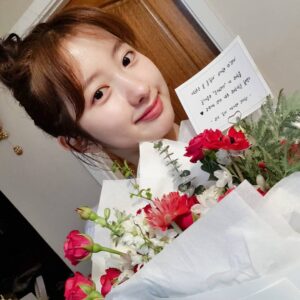 Kim Ji-min Instagram - 생일 기념으로 팬카페에서 꽃을 보내주셨어요!!🌹 꽃 향기도 너무 좋고, 색깔도 너무너무 예뻐요..💕 덕분에 정말 정말 행복한 생일을 맞이하게 됐어요☺ 이 감사함 잊지 않고 앞으로 더 열심히 노력하겠습니다!! ㅎㅎ 모두모두 새해 복 많이 받으시고, 건강한 설날 보내시길 바랄게요💐 울 팬카페 ❤'지금'❤ 다시 한번 정말 감사합니다🎁 사랑해요오🎂