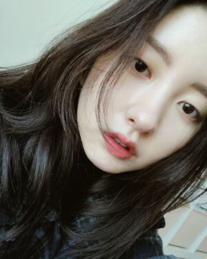 Kim Ji-min Instagram - 모두모두 메리 크리스마스❤💚
Merry Christmas 🎄
(예쁜 눈썹 정말 감사합니다!!☺ 주소는 사진에 태그했어요오!ㅎㅎ)