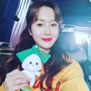 Kim Ji-soo Instagram - 사랑의 장기기증 운동본부 이식인 편지 오디오북 녹음에 참여하고 왔습니다. 
뻘쭘해서..2011년 이 사진을...제 손으로는 그 어느곳에도 올려본적 없는데 골수기증에 관심 한번 부탁드리겠습니다.🙏 관심 가져주십쇼.🙇‍♀️ 🙇‍♀️ 저는 #사랑의장기기증운동본부 에 직접 가서 등록했었는데 인터넷으로도 기증등록을 하실 수 있습니다. 감사합니다. 🙏

사랑의 장기기증 관계자분들 한분 한분 손엽서 늘 너무 감사하고 감동이에요!
감사드립니다.💜

#2005년각막장기골수기증등록
#7년만의기적
#2011년골수기증
#골수기증오만분의일의기적 

@donororkr
