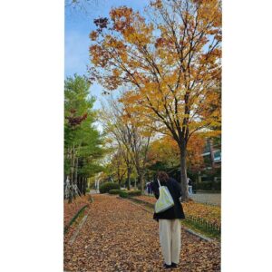 Kim Ji-soo Instagram - 작년 가을 아름다운 단풍과 함께 촬영 시작됐던 드라마 '가족X멜로'~끝을 향해 가고있는 요즈음...촬영 마쳐가는 함께했던 배우들을 현장에서 하나 둘씩 먼저 떠나보내니 마음이 계속 먹먹한 요며칠....🥺🥺 금애연 이라는 캐릭터에 대한 사랑, 그리고 작품에 대한 애정이 남달랐던 이번 작품은 더더 이별이 쉽지않네..
마지막날 마지막 씬, 막촬까지  애정을 듬뿍 담고 잘 떠나보내자.

#가족X멜로 #애연 #jtbcdrama #먹먹함