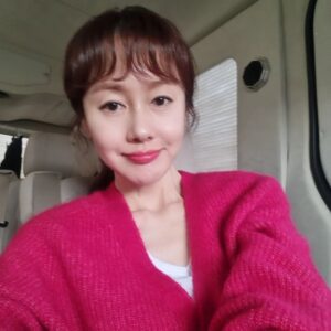 Kim Ji-soo Instagram - 작년 가을 아름다운 단풍과 함께 촬영 시작됐던 드라마 '가족X멜로'~끝을 향해 가고있는 요즈음...촬영 마쳐가는 함께했던 배우들을 현장에서 하나 둘씩 먼저 떠나보내니 마음이 계속 먹먹한 요며칠....🥺🥺 금애연 이라는 캐릭터에 대한 사랑, 그리고 작품에 대한 애정이 남달랐던 이번 작품은 더더 이별이 쉽지않네..
마지막날 마지막 씬, 막촬까지  애정을 듬뿍 담고 잘 떠나보내자.

#가족X멜로 #애연 #jtbcdrama #먹먹함