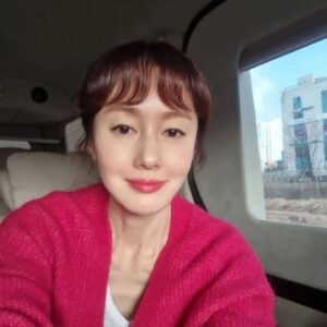 Kim Ji-soo Instagram - 작년 가을 아름다운 단풍과 함께 촬영 시작됐던 드라마 '가족X멜로'~끝을 향해 가고있는 요즈음...촬영 마쳐가는 함께했던 배우들을 현장에서 하나 둘씩 먼저 떠나보내니 마음이 계속 먹먹한 요며칠....🥺🥺 금애연 이라는 캐릭터에 대한 사랑, 그리고 작품에 대한 애정이 남달랐던 이번 작품은 더더 이별이 쉽지않네..
마지막날 마지막 씬, 막촬까지  애정을 듬뿍 담고 잘 떠나보내자.

#가족X멜로 #애연 #jtbcdrama #먹먹함