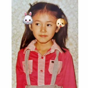 Kim Ji-soo Instagram - 이젠 매일 아무때나 사진을 찍을 수 있는, 사진찍는게 특별할것없는 세상이지만, 나때는 사진은 날 잡아서 찍는 일종의 행사같기도 했던 일이었던 세상. 
필름을 맡기고 인화해서 나오기까지 사진이 어떻게 나왔을까 궁금해하며 기다림의 시간이 필요했던 일. 
편리한건 1도 없었지만 저때의 세상이 그리워지는 세상에서 살고있는 지금. 

사진찍는다고 머리묶기  전, 후 ㅋ 🐰🐶 머냐 새초롬한 저 표정은..ㅋ 잔머리 넘 거슬린다..😑
말라깽이 시절~
오늘은 어린이날~👧 
어린이날에 비 주룩주룩 내리니 김치전부터 땡기는 이젠 너어무 어른...😢

#어린이날 #childrenceday