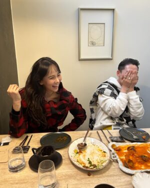Kim Ji-woo Instagram - .
.
나 오늘 눈가에 주름 두 줄 추가됐어
이렇게 웃을 수 있어서 생긴 주름은 환영이라구😊
김호이땜에 쓰러지겠네 정말🤣🤣
.
.