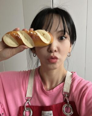 Kim Ji-woo Instagram - .
.
요즘 집에서 빵공장 운영중🥨🥨
.
.
#지우빵공장