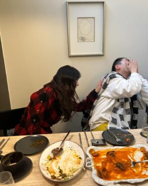Kim Ji-woo Instagram - .
.
나 오늘 눈가에 주름 두 줄 추가됐어
이렇게 웃을 수 있어서 생긴 주름은 환영이라구😊
김호이땜에 쓰러지겠네 정말🤣🤣
.
.