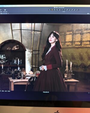 Kim Ji-woo Instagram - .
.
촬영장에서 모니터하며 컷을 살피다 발견한 사진
엘렌으로서 미소를 띄우고 있는 유일한 한장
.
.
#뮤지컬프랑켄슈타인
#프랑켄슈타인
#musicalfrankenstein
#frankenstein