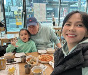 Kim Ji-woo Instagram - .
.
꼬마와 함께 분식집에 다니는 재미를 알아버렸다
가족 덕분에 더 행복하고 따뜻한 요즘
고마워 내편들❤️
.
.