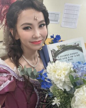 Kim Ji-woo Instagram - .
.
번아웃 때문에 작년 6월 이후 무대에 오르지 못하다가
1년여 만에 첫공을 앞둔 딸 축하해 준다고 아침부터 흑장미 한다발 들고 찾아와주신 사랑스러운 우리 엄마❤️
내가 했던 공연 중 프랑켄슈타인을 특히나 좋아하고 838일만에 다시 만나게 됐다고 카운트까지 해서 결혼식 때 꽃장식과 부케로 쓸 정도로 내가 좋아하는 푸른 수국 다발로 축하해 주는 멋지고 든든한 남편💙
아침에 힘내라며 마구마구 응원과 뽀뽀를 해준 이 세상 무엇보다 소중한 나의 사랑하는 딸 루아까지💛
난 정말 행복한 사람임에 틀림없다
.
.
