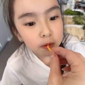 Kim Ji-woo Instagram - .
.
목소리를 잃은 엄마와 딸🥹
조촐하게 아빠 생일상 차리는데 오더니 생당근을 몰래몰래 집어먹더니 이제는 대놓고🤩🤩
귀여운 토끼녀석🐰🥕🥕
.
.