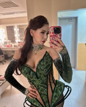 Kim Ji-woo Instagram - .
.
추억여행하며 그리워지는고만~~
쥬사틴💚
.
.