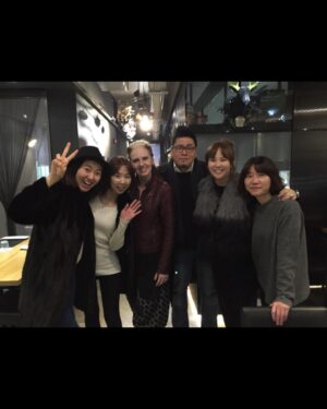 Kim Ji-woo Instagram - .
.
닥터 지바고라는 작품을 하며 처음으로 래플리카 라이센스라는 작업을 하게 되었다
그 때 처음으로 만나게 된 음악감독님인 Kellie Dickerson
너무나도 따스하고 친절한 그녀의 성품에 모두가 반하였고
우아하게 지휘하는 손짓 하나하나에 감탄하며 그녀를 우러러봤었다
한국에서의 공연을 올리고 호주로 떠나기 전
그녀는 우리에게 한복을 입고 와 한명 한명 인사를 나누며 깜짝 서프라이즈를 해 주었고 그 모습을 잊을 수가 없었다
내가 결혼을 하고 임신을 했을 때 
한국에 비지니스차 왔던 그 때에
잊지않고 나에게 연락을 주고 남편의 레스토랑까지 찾아와 주었고
만삭인 나를 보며 행복하게 웃어주고 축복의 인사를 전해주던 그녀를 또렷하게 기억한다
그녀의 부고소식을 멀리서나마 전해들은 지금
왜 더 연락해보고 만나보지 못했을까라는 아쉬움만이 가득하다
많이 좋아했고 많이 존경했어요
그 곳에서는 아프지말고 항상 행복하시기만을 기도할께요
Rest in peace there
.
.