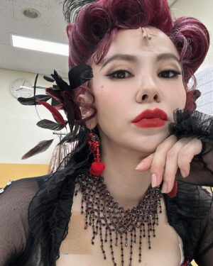 Kim Ji-woo Instagram - .
.
에바가 돌아왔지요오😎😎
.
.