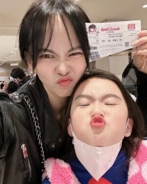 Kim Ji-woo Instagram - .
.
나도 이 밴드 들어갈래요!!!
진짜 미쳤다아아아!!!!!
회전문 돌꺼에요!!!! 내 자리 어딨어!!!!!!!!
.
.