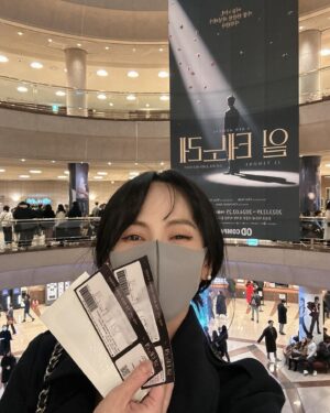 Kim Ji-woo Instagram - .
.
광호오빠의 은혜로 관람하게 된 ‘일 테노레’
창작뮤지컬 이기에 만들 수 있는 스토리들과 감성들에 가져간 손수건이 모자랄 지경.. (광호오빠가 덤덤하듯 깊이있게 말하는 대사 하나하나가 정말 가슴을 울리는데… 미칠것 같은 먹먹함과 또 함께 생기는 깊은 공감들👍🏼)
오랜만에 멋진 공연으로 가슴이 따뜻해지며 두근대는 설레임으로 잠이 안올 것 같다
나의 크리스티안 나의 지바고 광호오빠💛 나의 파 여왕님 사랑하는 콩지💙 나의 예술가 호중오빠❤️
.
.
일 테노레💙
2번 보세요.. 3번 보세요!!!!!!
.