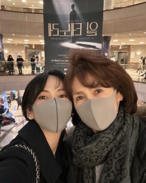 Kim Ji-woo Instagram - .
.
광호오빠의 은혜로 관람하게 된 ‘일 테노레’
창작뮤지컬 이기에 만들 수 있는 스토리들과 감성들에 가져간 손수건이 모자랄 지경.. (광호오빠가 덤덤하듯 깊이있게 말하는 대사 하나하나가 정말 가슴을 울리는데… 미칠것 같은 먹먹함과 또 함께 생기는 깊은 공감들👍🏼)
오랜만에 멋진 공연으로 가슴이 따뜻해지며 두근대는 설레임으로 잠이 안올 것 같다
나의 크리스티안 나의 지바고 광호오빠💛 나의 파 여왕님 사랑하는 콩지💙 나의 예술가 호중오빠❤️
.
.
일 테노레💙
2번 보세요.. 3번 보세요!!!!!!
.