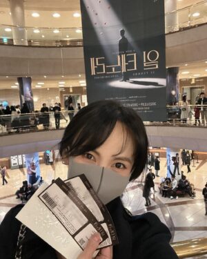 Kim Ji-woo Instagram - .
.
광호오빠의 은혜로 관람하게 된 ‘일 테노레’
창작뮤지컬 이기에 만들 수 있는 스토리들과 감성들에 가져간 손수건이 모자랄 지경.. (광호오빠가 덤덤하듯 깊이있게 말하는 대사 하나하나가 정말 가슴을 울리는데… 미칠것 같은 먹먹함과 또 함께 생기는 깊은 공감들👍🏼)
오랜만에 멋진 공연으로 가슴이 따뜻해지며 두근대는 설레임으로 잠이 안올 것 같다
나의 크리스티안 나의 지바고 광호오빠💛 나의 파 여왕님 사랑하는 콩지💙 나의 예술가 호중오빠❤️
.
.
일 테노레💙
2번 보세요.. 3번 보세요!!!!!!
.