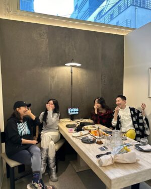 Kim Ji-woo Instagram - .
.
요 며칠 싱숭생숭 우울하던 마음이 
눈녹듯이 녹아내린 건 그대들 덕분이야
사랑하는 사람들에게 이것저것 재고 따지지 말고 궁금하면 연락해보고 안부도 묻고 보고싶으면 얼굴 마주하고 밥 한끼 나누며
아쉬움 없이 그렇게 살아야지..
우리 그렇게 살자
.
.