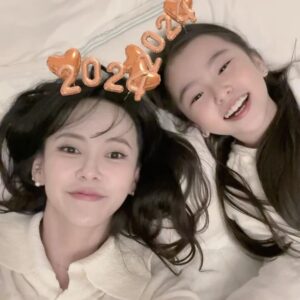 Kim Ji-woo Instagram - .
.
모두모두 조금 더 웃음이 많아지는 2024년이 되시기를 바랍니다
새해 복 많이 받으세요!!!
.
Hello 2024🎉🎉
Happy New Year!!!
.
.