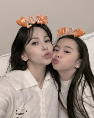 Kim Ji-woo Instagram - .
.
모두모두 조금 더 웃음이 많아지는 2024년이 되시기를 바랍니다
새해 복 많이 받으세요!!!
.
Hello 2024🎉🎉
Happy New Year!!!
.
.