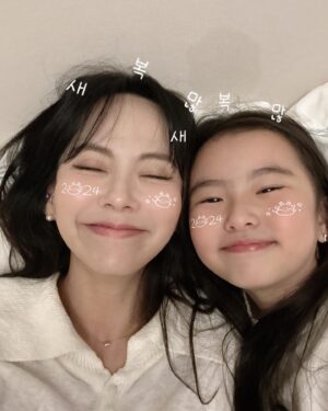 Kim Ji-woo Instagram - .
.
모두모두 조금 더 웃음이 많아지는 2024년이 되시기를 바랍니다
새해 복 많이 받으세요!!!
.
Hello 2024🎉🎉
Happy New Year!!!
.
.