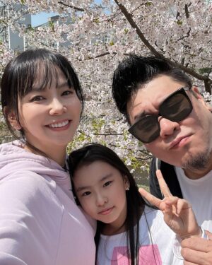 Kim Ji-woo Instagram - .
.
집앞에 산책만 나가도 이렇게 아름다운 세상이라니😍
루아가 만들어준 샌드위치 도시락 들고 산책하며 한가로이 이야기하다 들어오는 행복한 시간들❤️❤️❤️
.
.
